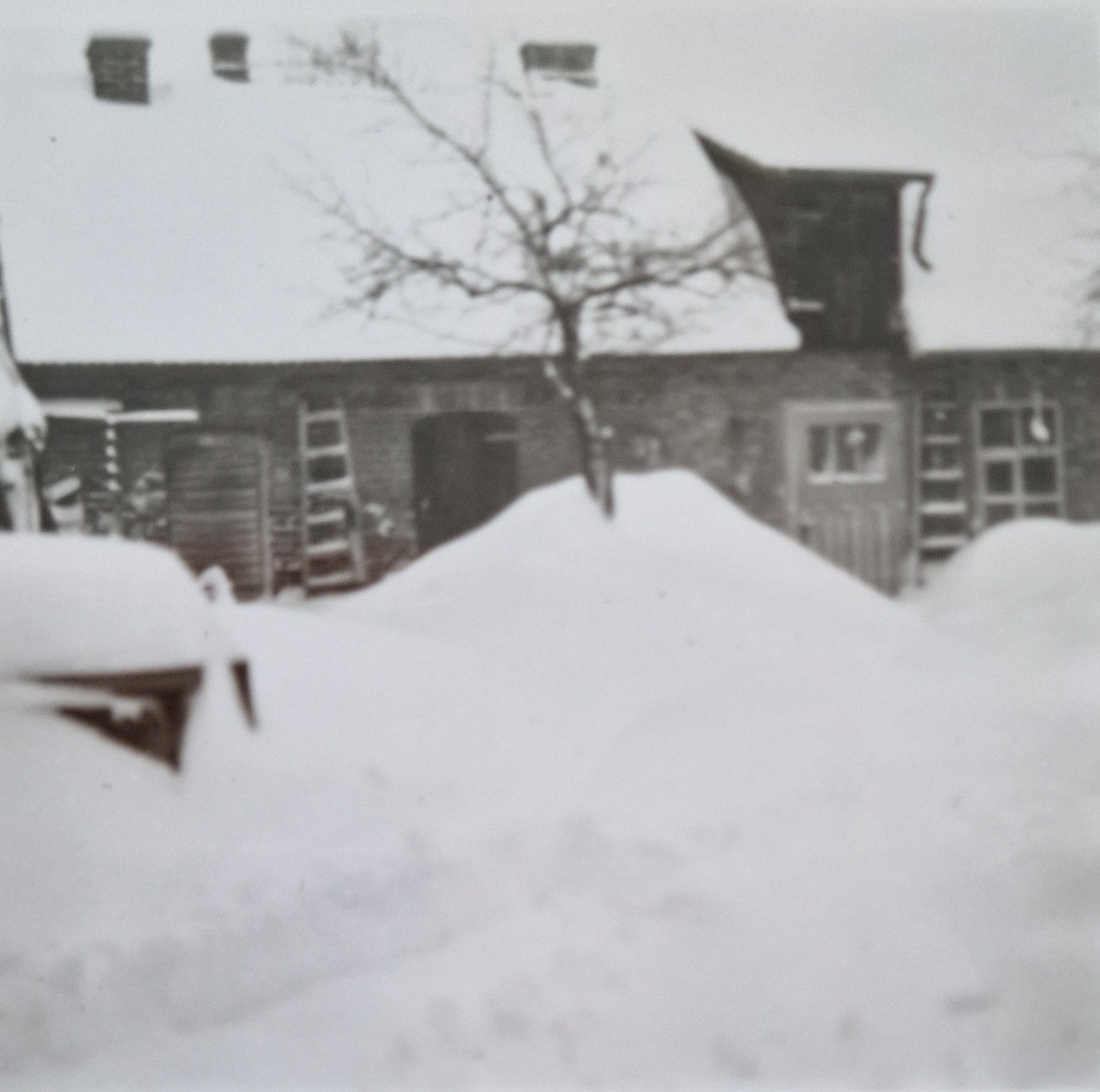 Historische Winteraufnahme eines Nebengebäudes